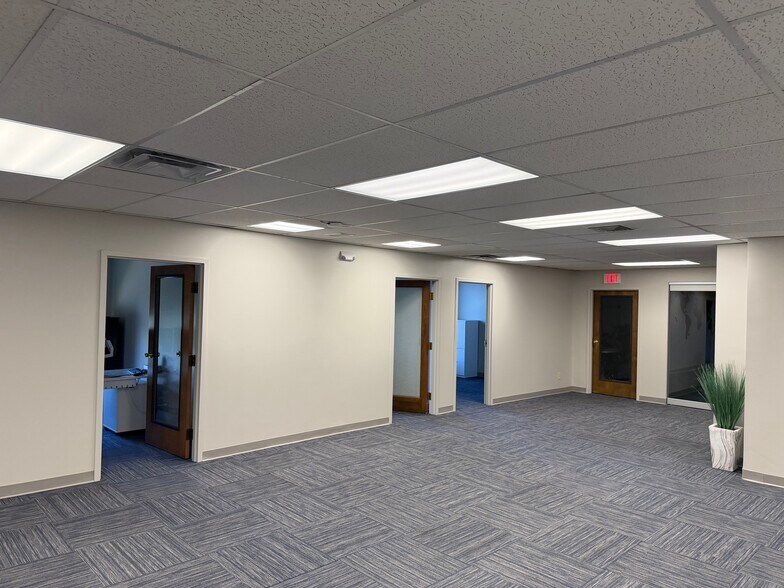 More Photos Of 10200 Linn Station Rd, Louisville Office For Lease