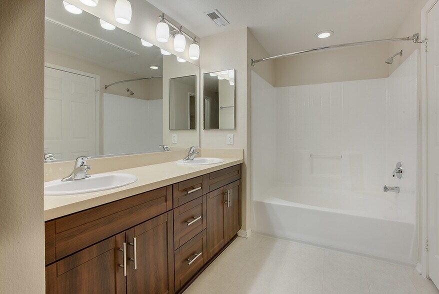 More Photos Of 31 E MacArthur Crescent Dr, Santa Ana Apartments For Lease