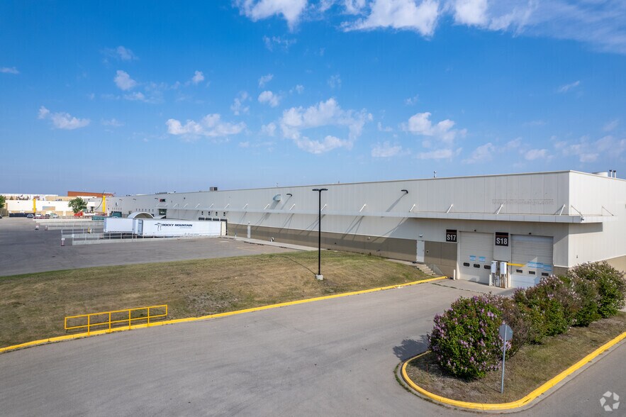 More Photos Of 2-10 Smed Ln SE, Calgary Distribution For Lease