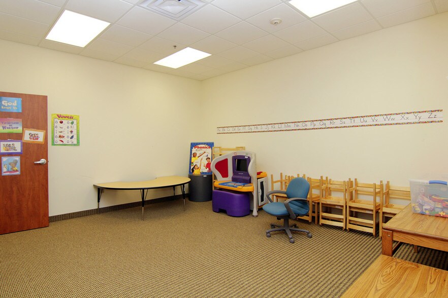 More Photos Of 8955 South Fwy, Houston Schools For Lease