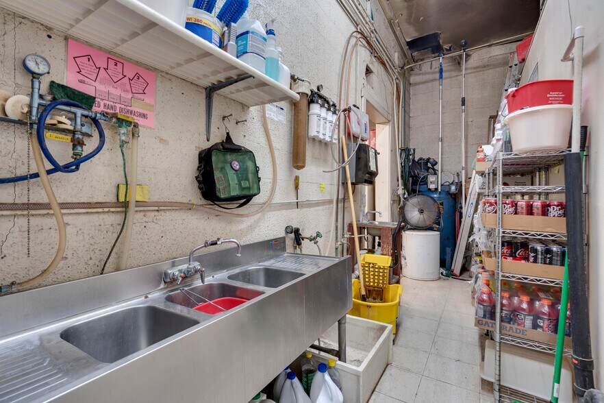 More Photos Of 404 Navajo Blvd, Holbrook Service Station For Sale