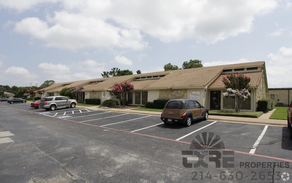 More Photos Of 1116-1126 W Pioneer Pky, Arlington Unknown For Lease