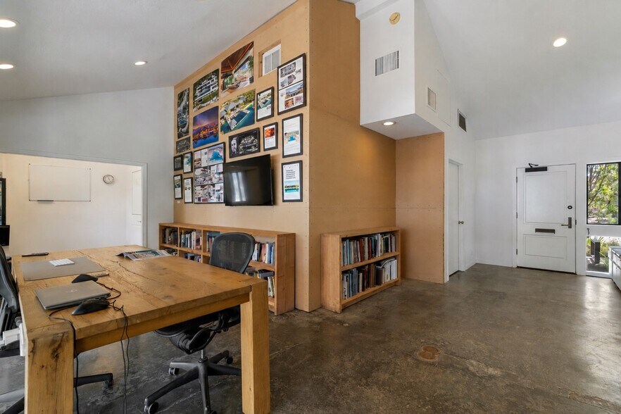More Photos Of 23501 Park Sorrento, Calabasas Loft Creative Space For Sale