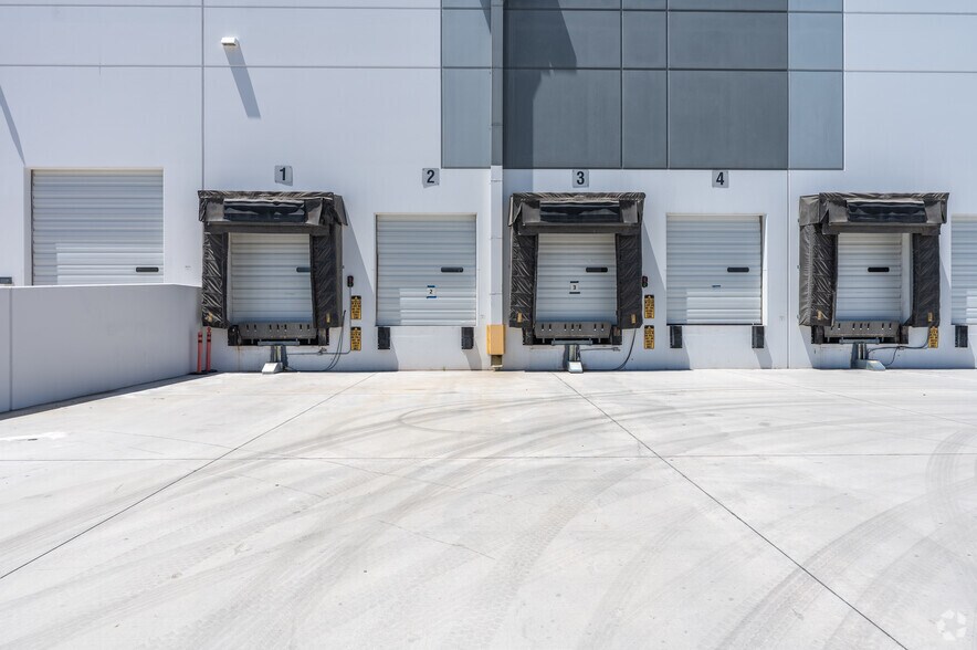 More Photos Of 5840 Donovan Way, Las Vegas Warehouse For Lease