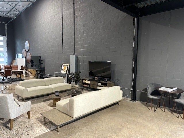 More Photos Of 529 SH 46 E, Boerne Showroom For Sale