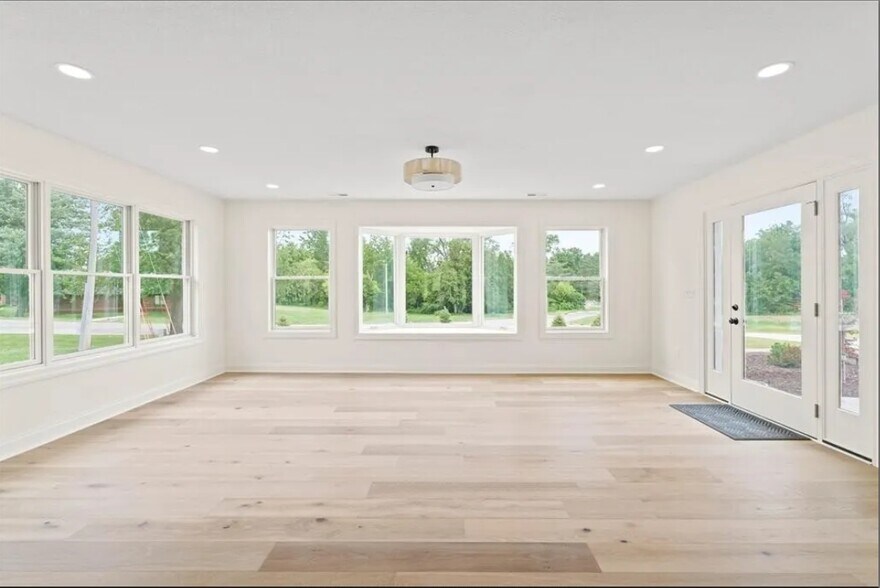 More Photos Of 1805 S 8th Ave E, Newton Specialty For Sale