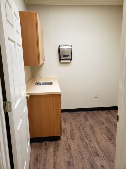 More Photos Of 2230 Towne Lake Pky, Woodstock Medical For Lease