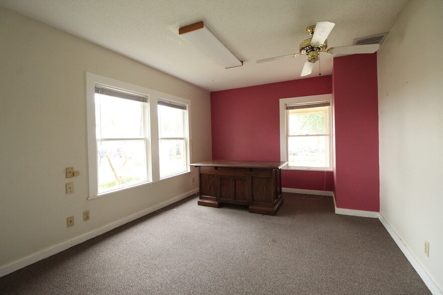 More Photos Of 13170 Pond Springs Rd, Austin Auto Repair For Sale