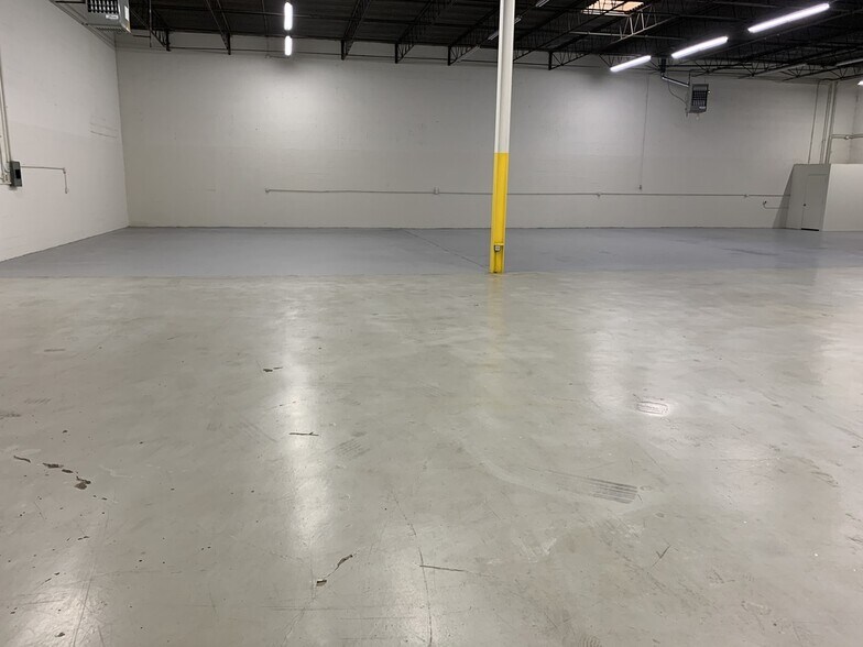 More Photos Of 501-515 S Vermont St, Palatine Warehouse For Lease