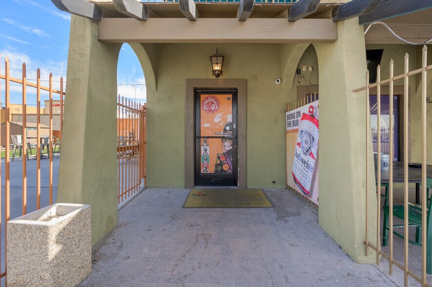 More Photos Of 877 Hancock Rd, Bullhead City Bar For Sale