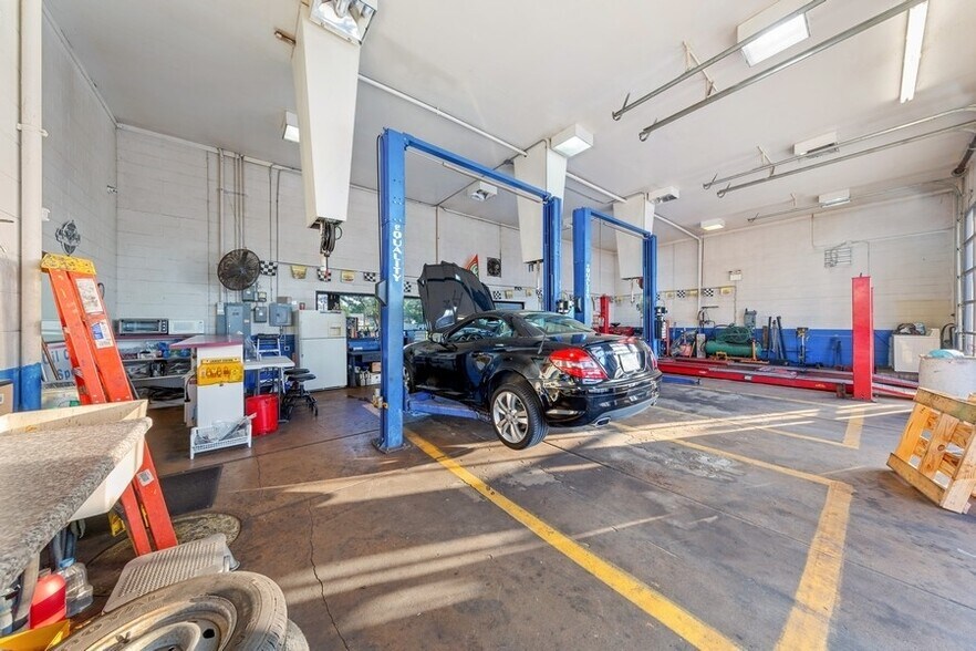 More Photos Of 18 W Merchants Dr, Montgomery Auto Repair For Sale