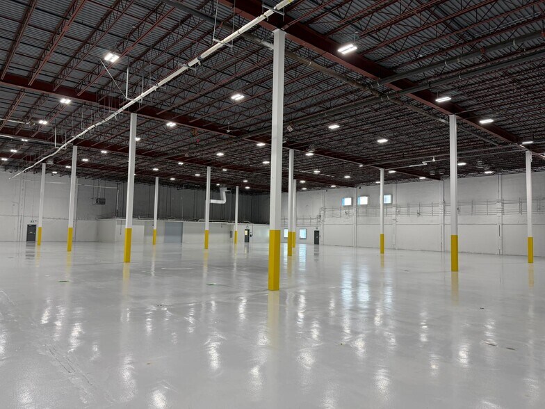 More Photos Of 1375-1405 Boul Hymus, Dorval Warehouse For Lease