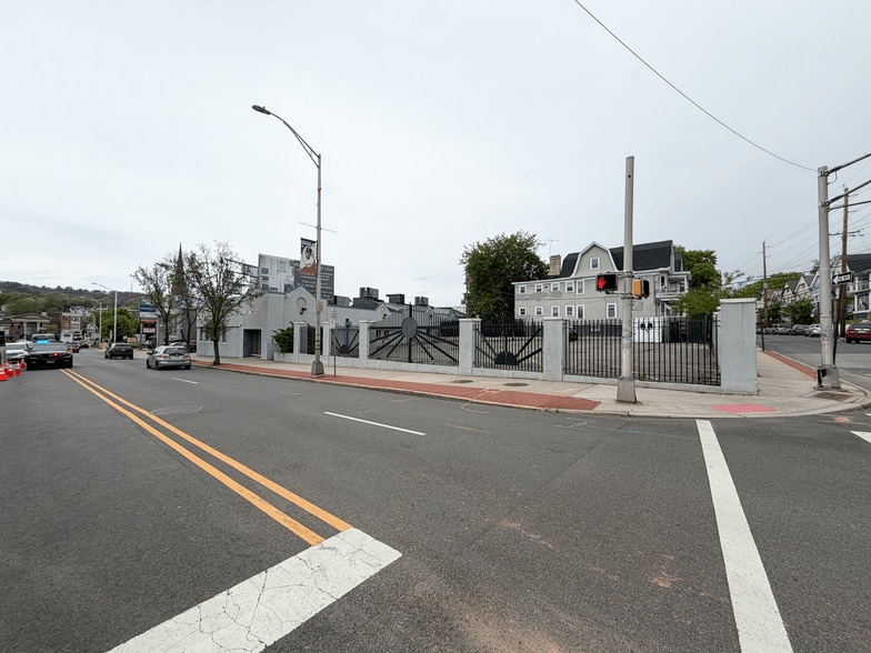 More Photos Of 555-557 Main St, Orange Warehouse For Lease