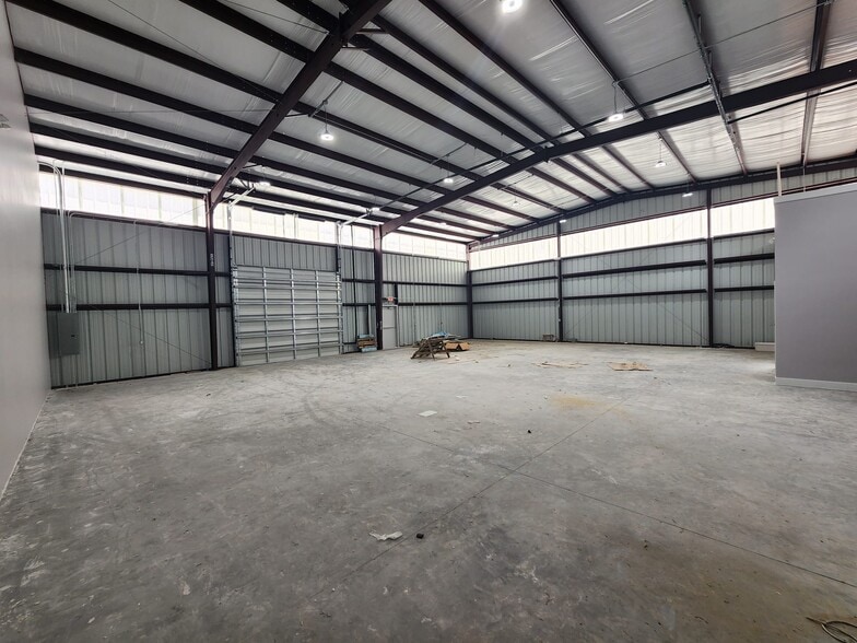 More Photos Of 9334 Ronda Ln, Houston Industrial For Lease