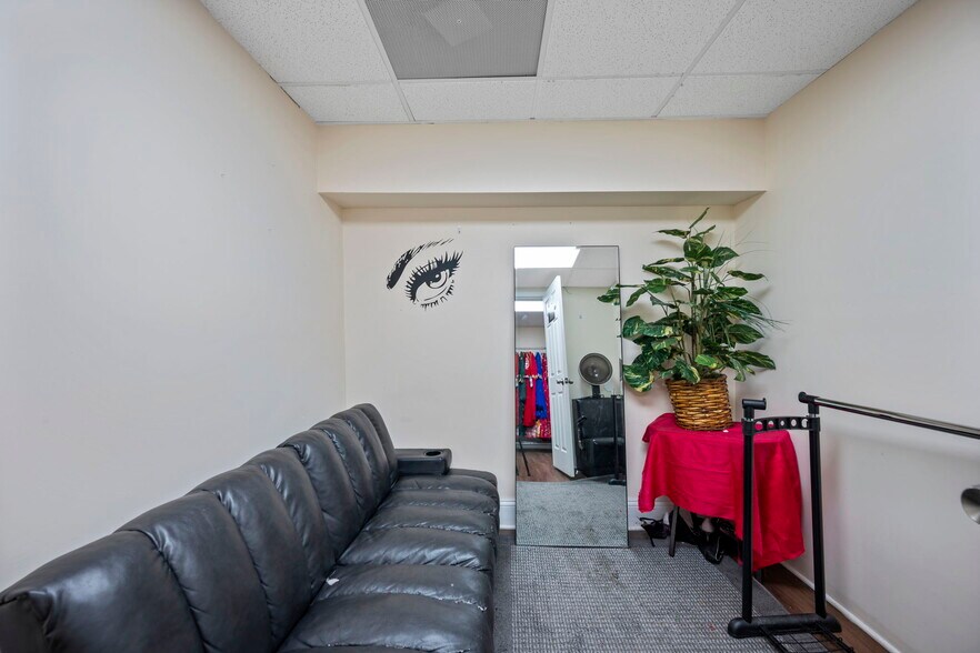 More Photos Of 338 N Charles St, Baltimore Storefront Retail Residential For Sale