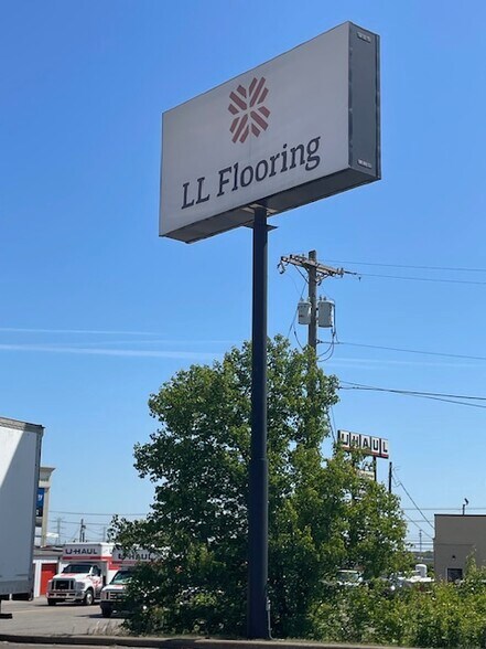 More Photos Of 115 Terminal Rd, Clarksville Freestanding For Lease