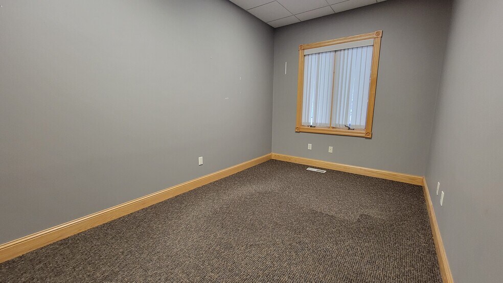 More Photos Of 1881 NW Station Parkway, Andover Office Residential For Lease