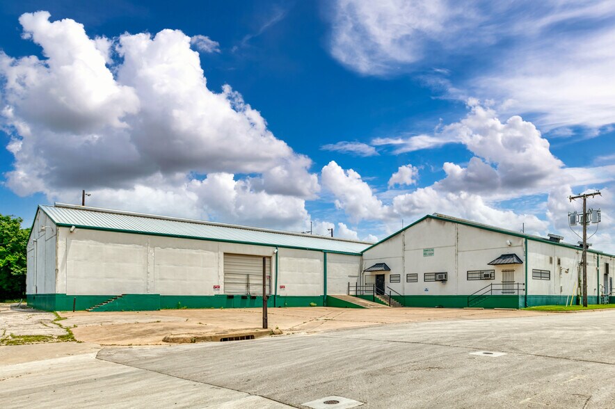 More Photos Of 400 E Vickery Blvd, Fort Worth Warehouse For Lease