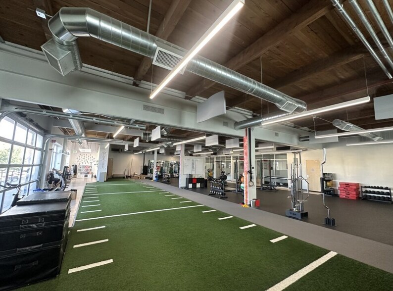 More Photos Of 2015 Dallas St, Aurora Storefront Retail Office For Lease