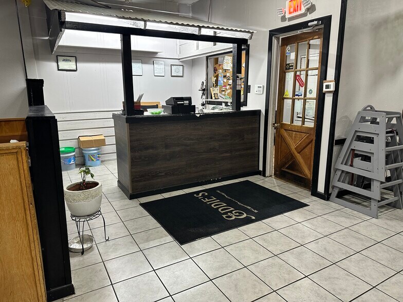 More Photos Of 308 S Hayes Ave, Wagoner Restaurant For Lease