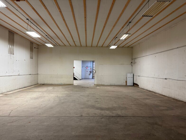 More Photos Of 815 Meridian St, Sault Sainte Marie Distribution For Sale