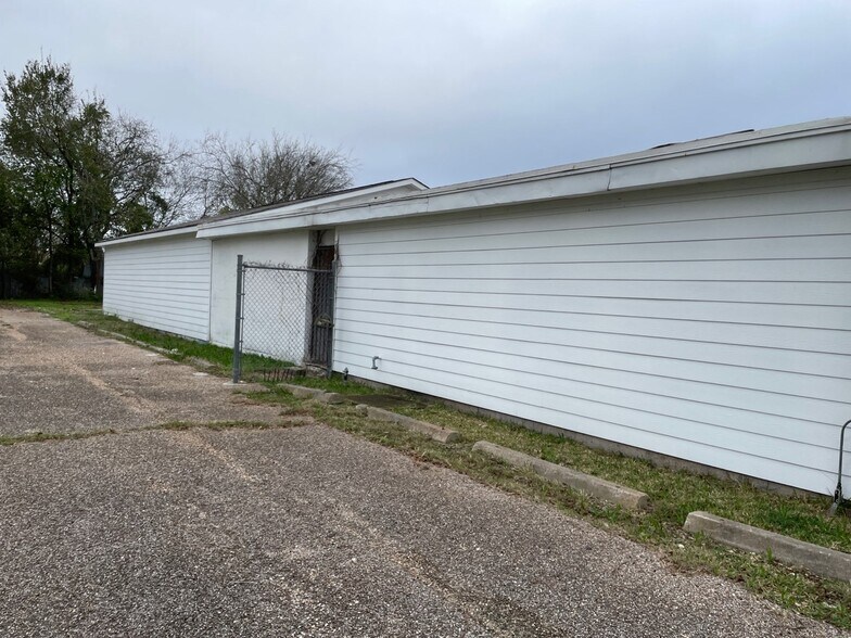 More Photos Of 5701 Martin Luther King Blvd, Houston Freestanding For Sale