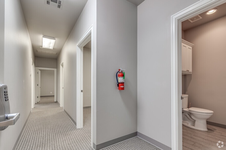 More Photos Of 12133 S Yukon Ave, Glenpool Office For Sale