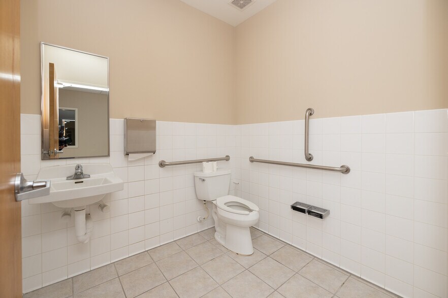 More Photos Of 14608 Felton Ct, Apple Valley Warehouse For Lease