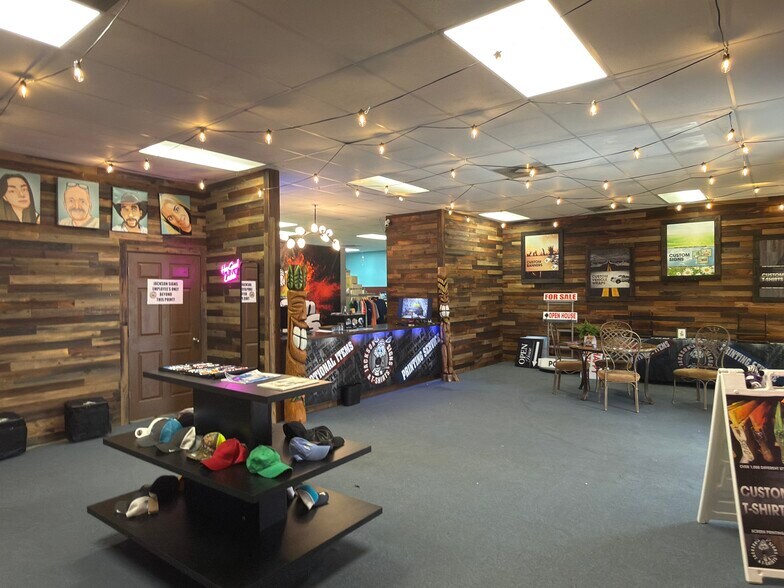 More Photos Of 1109 Tamiami Trl, Port Charlotte Showroom For Lease