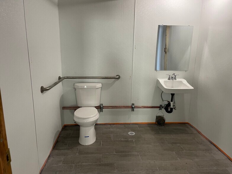 More Photos Of 8426-8428 San Fernando Rd, Sun Valley Warehouse For Lease