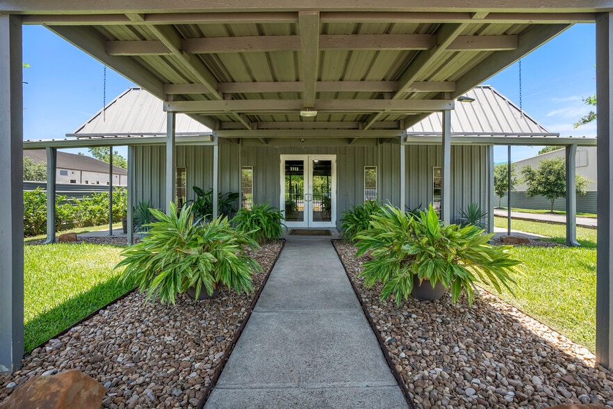 Primary Photo Of 2113 Garden Rd, Pearland Light Distribution For Sale