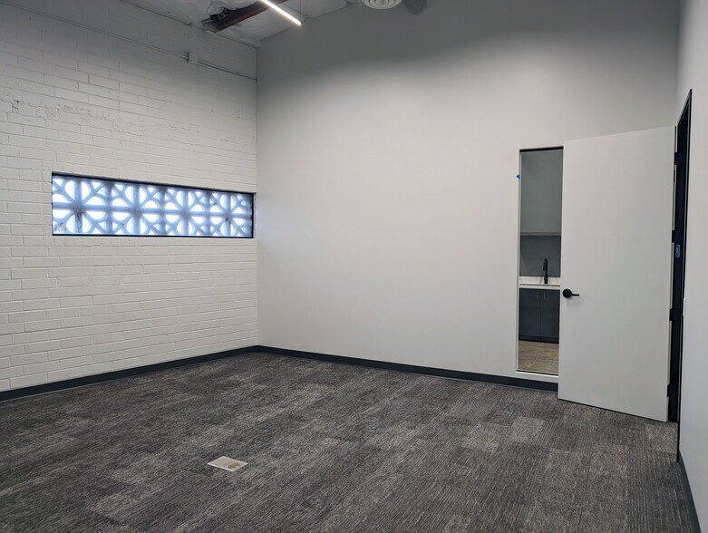 More Photos Of 4100 Vanowen Pl, Burbank Warehouse For Lease