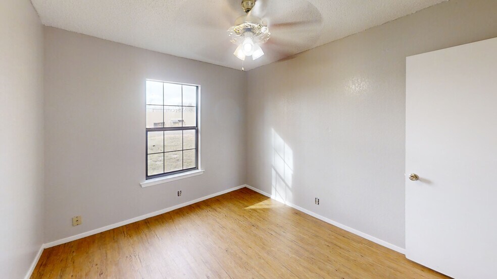 More Photos Of 402 SE 6th St, Andrews Apartments For Sale