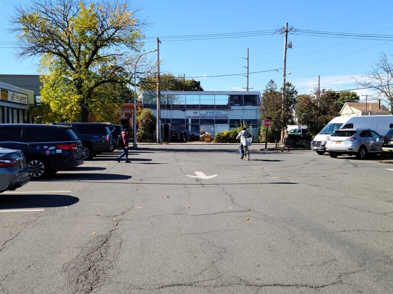 More Photos Of 147 Washington Ave, Lawrence Freestanding For Sale