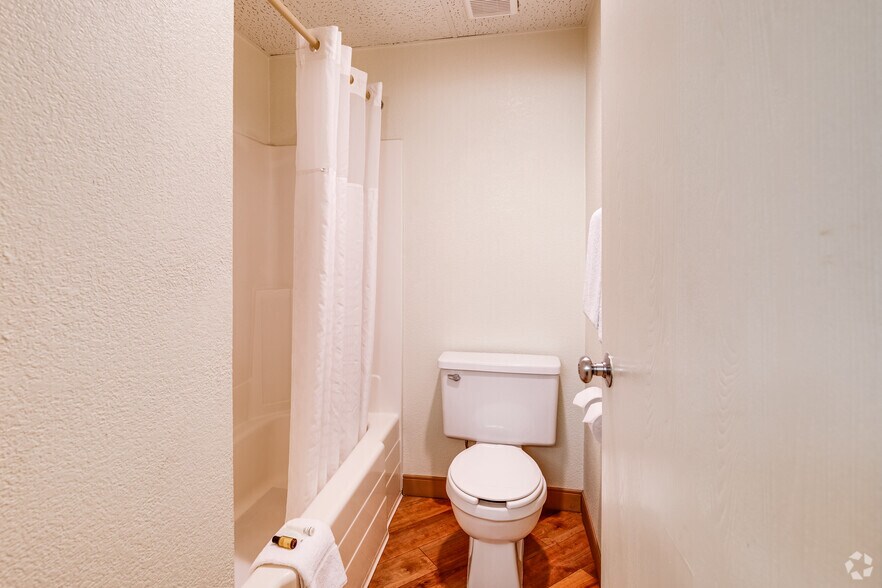 More Photos Of 7815 Nicollet Ave S, Bloomington Hotel For Sale