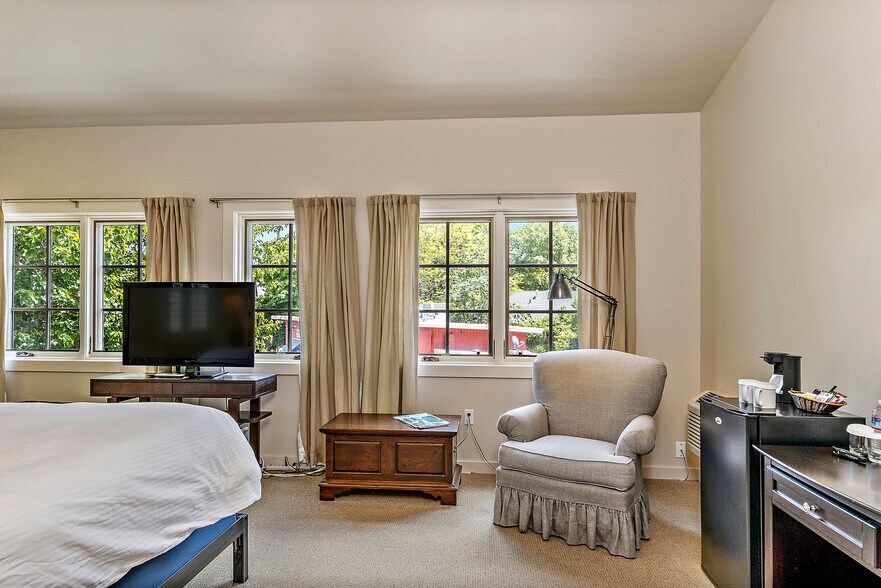 More Photos Of 240 E California St, Jacksonville Hotel For Sale