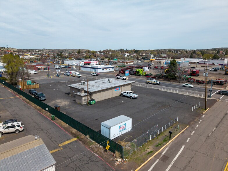 More Photos Of 40 Nw 4th St, Madras Auto Dealership For Lease