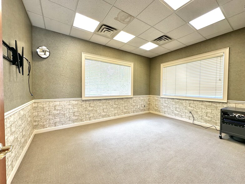 More Photos Of 2000-2166 45th St, Highland Unknown For Lease