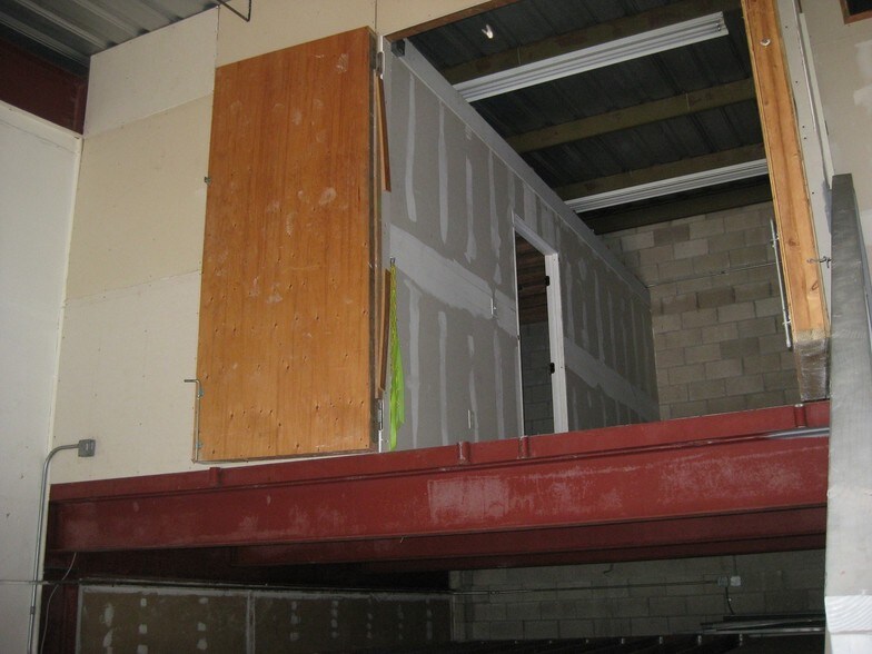 More Photos Of 99-899 Iwaena St, Aiea Warehouse For Lease