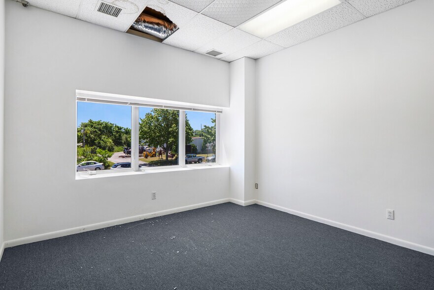 More Photos Of 1 Mariner Dr, Southampton Warehouse For Lease