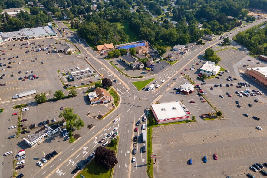 More Photos Of 16 Cheshire Rd, Pittsfield Hotel For Sale
