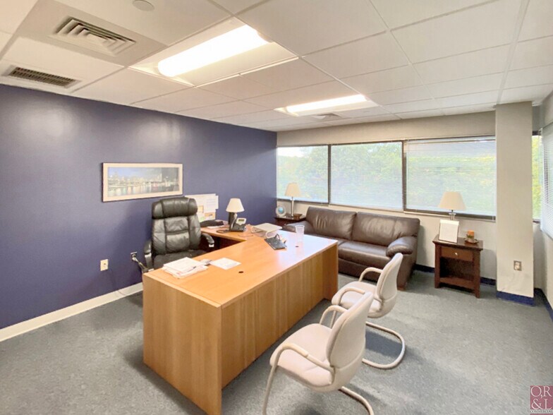 More Photos Of 360 Bloomfield Ave, Windsor Office For Lease
