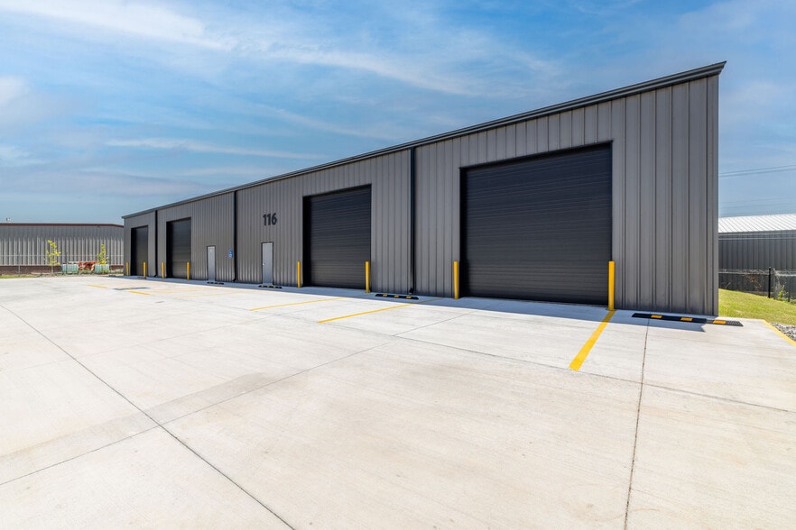 More Photos Of 116 NE 37th St, Oklahoma City Warehouse For Lease