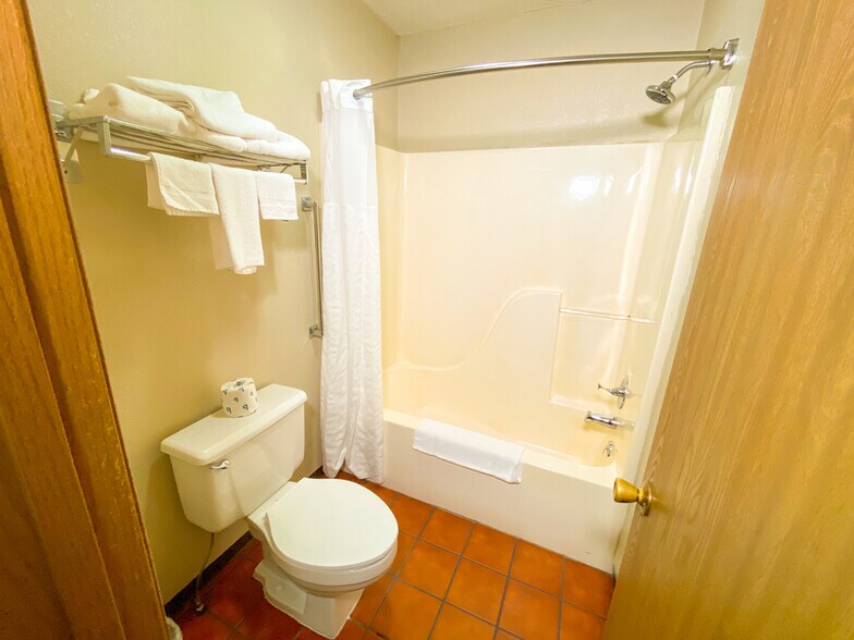 More Photos Of 3601 Shepherd of the Hills Expy, Branson Hotel For Sale