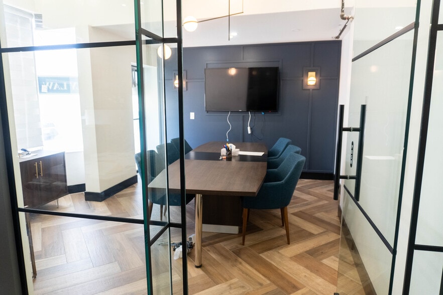 More Photos Of 2565 Steeles Ave E, Brampton General Retail For Sale