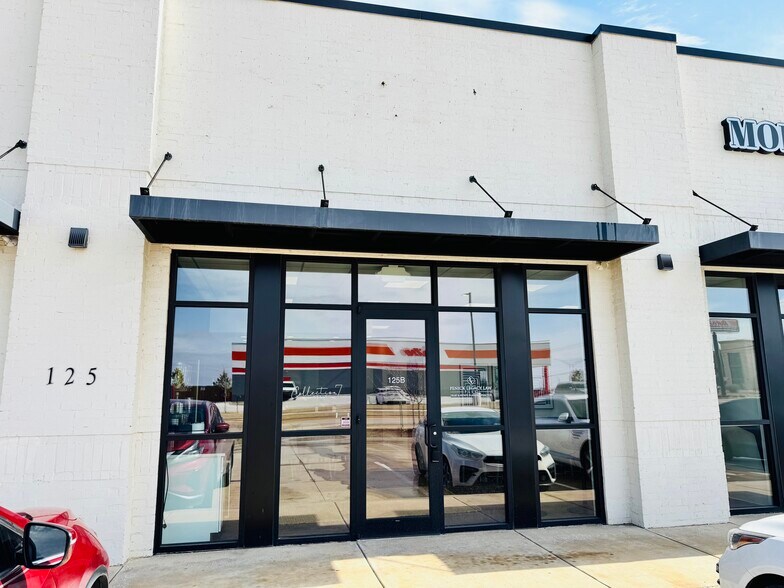 More Photos Of 901 E Main St, Yukon General Retail For Lease