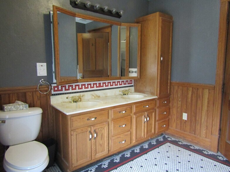 More Photos Of 30 Taylor St, Troy Freestanding For Sale