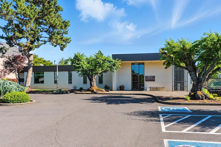 More Photos Of 400 NE Roberts Ave, Gresham Medical For Sale