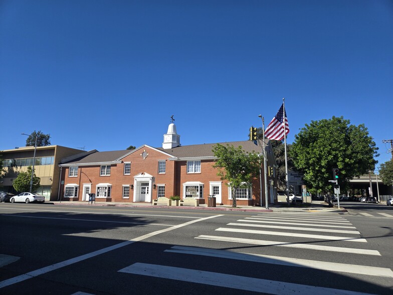 More Photos Of 10205 Riverside Dr, Toluca Lake Restaurant For Lease