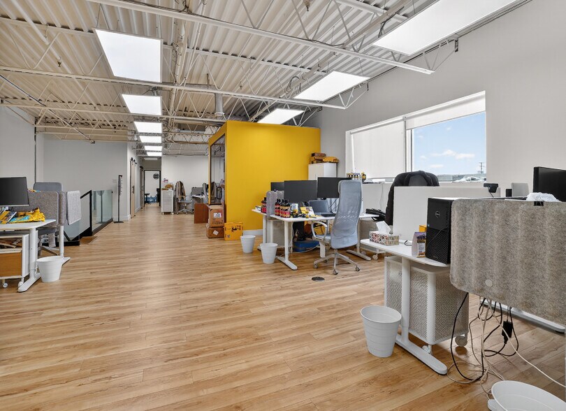 More Photos Of 7524-7550 Ch De La Côte-de-Liesse, Montréal Distribution For Sale